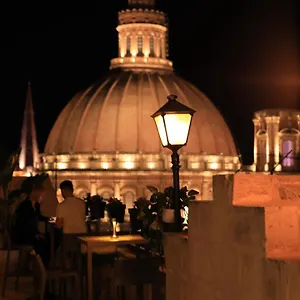 https://de-vilhena-boutique-hotel.hotelssaintjulians.com